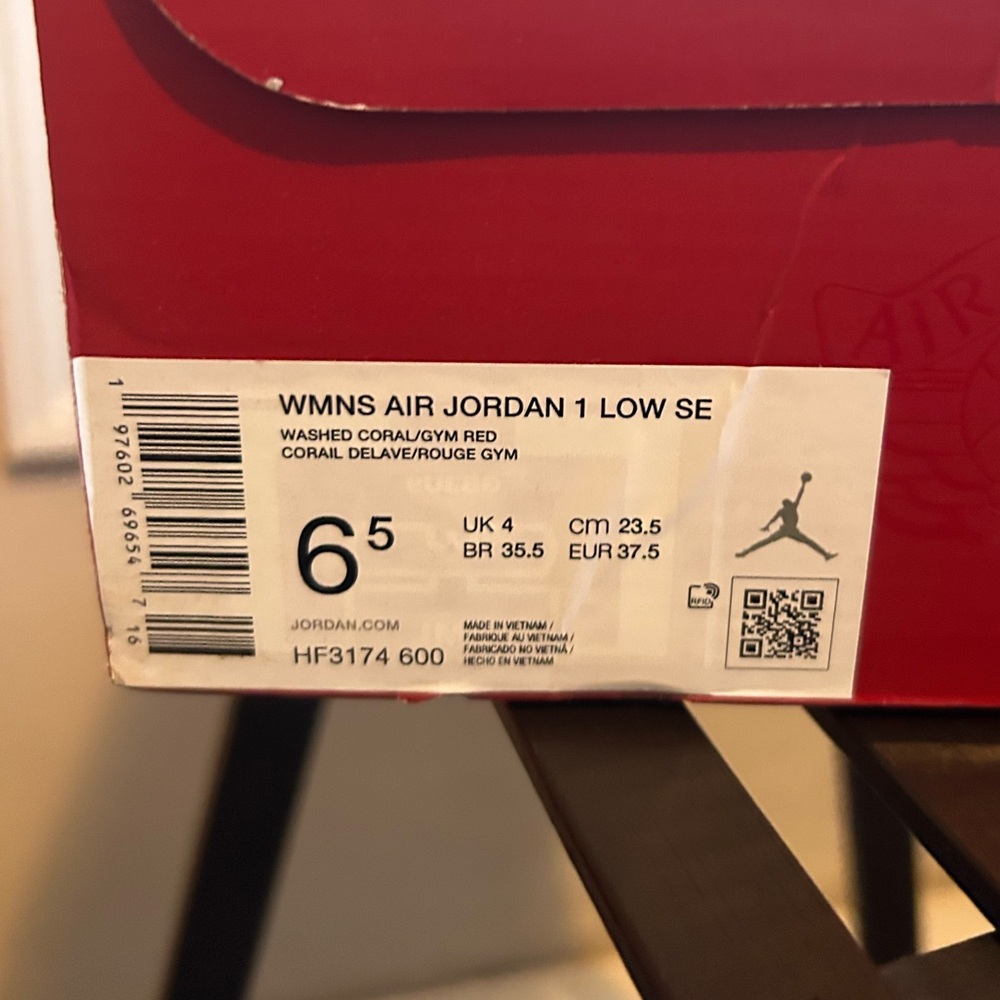 Women's Air Jordan 1 Low SE (Valentine’s Day) - Picture 5 of 5